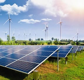 100 kWp PV-Anlage für Freiflächen und Hallen – Flexibles Montagesystem für Flach- und Blechdächer